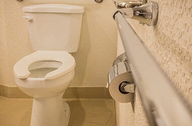 Des conseils et astuces pour la salle de bain pour faciliter le maintien à domicile